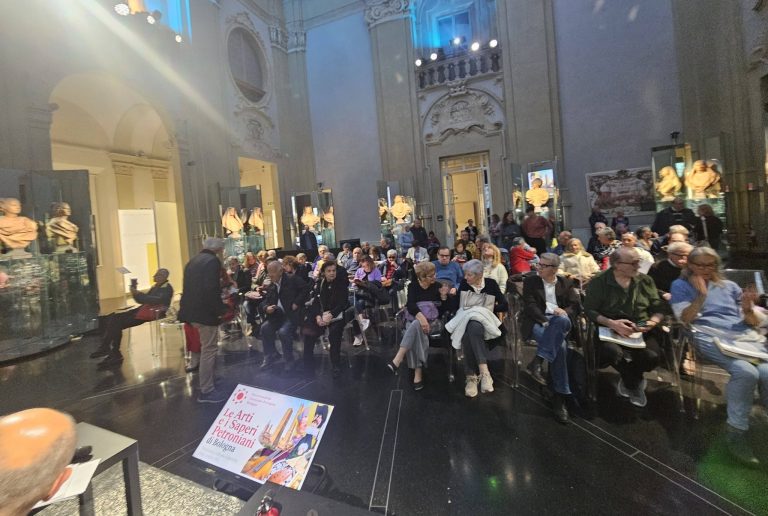 Scatto della sala piena di partecipanti